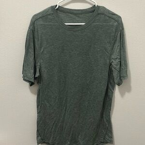 Lululemon men’s medium green short sleeve tee